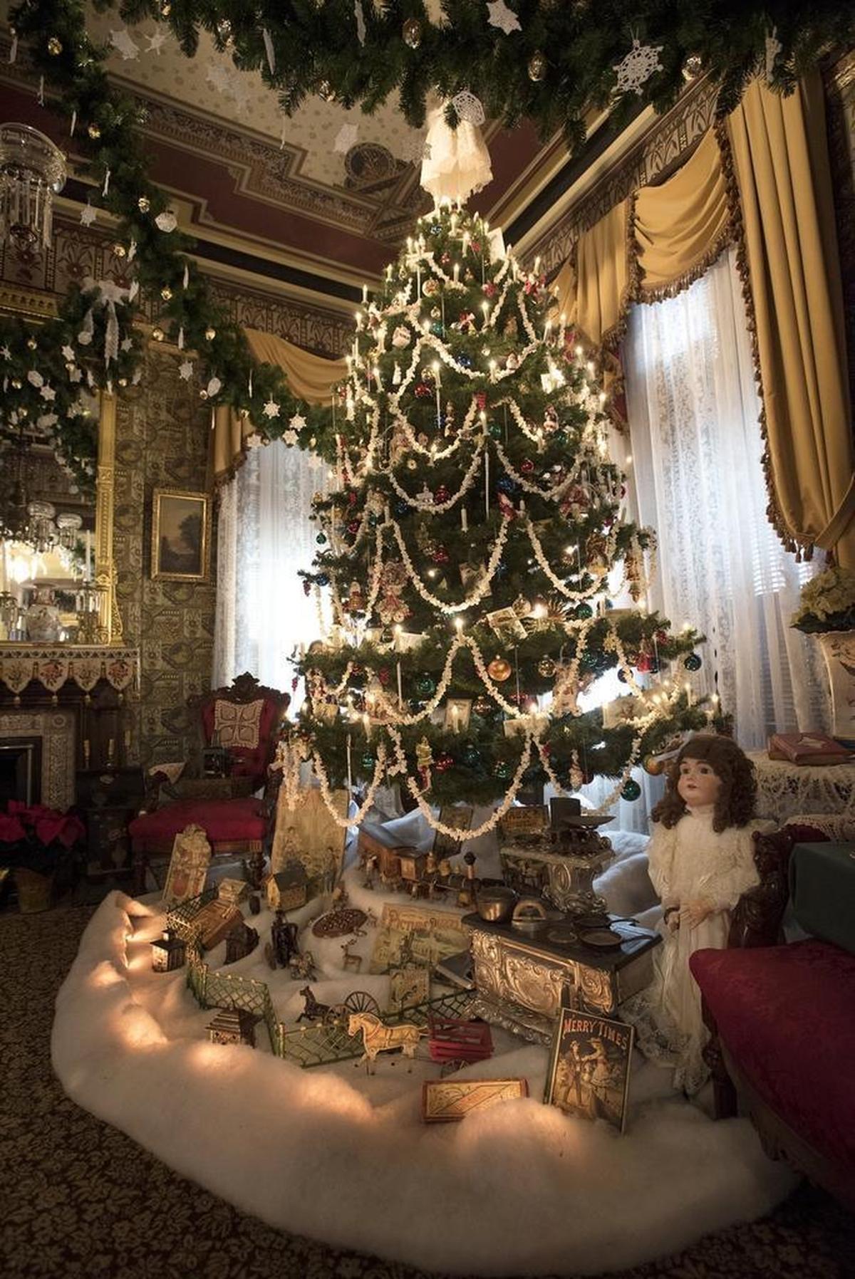McHenry Mansion opens its doors to candlelight tours.