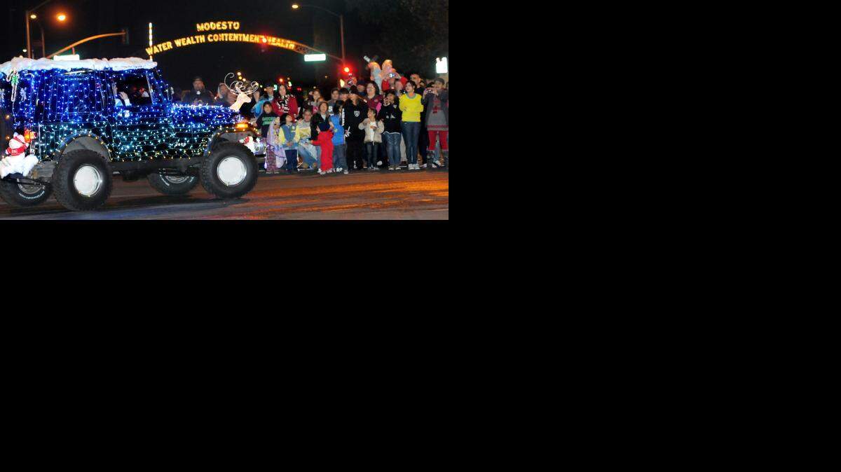 
 Attendees line up on I Street to watch the parade as it turns down 10th Street at Modesto’s annual Celebration of Lights in 2011.
