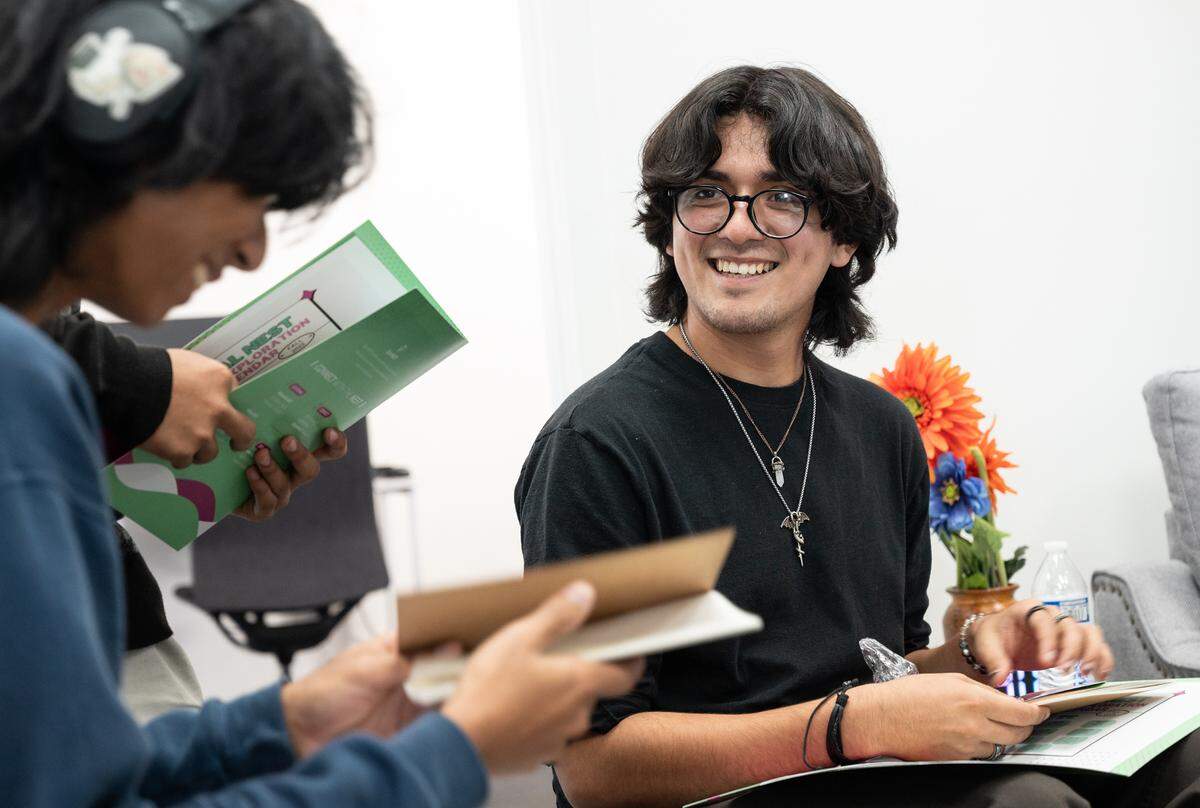 Aram Rodríguez, estudiante de último año en Modesto High School, participa en actividades con otros miembros de Digital NEST en Modesto, California, el miércoles 13 de septiembre de 2023.