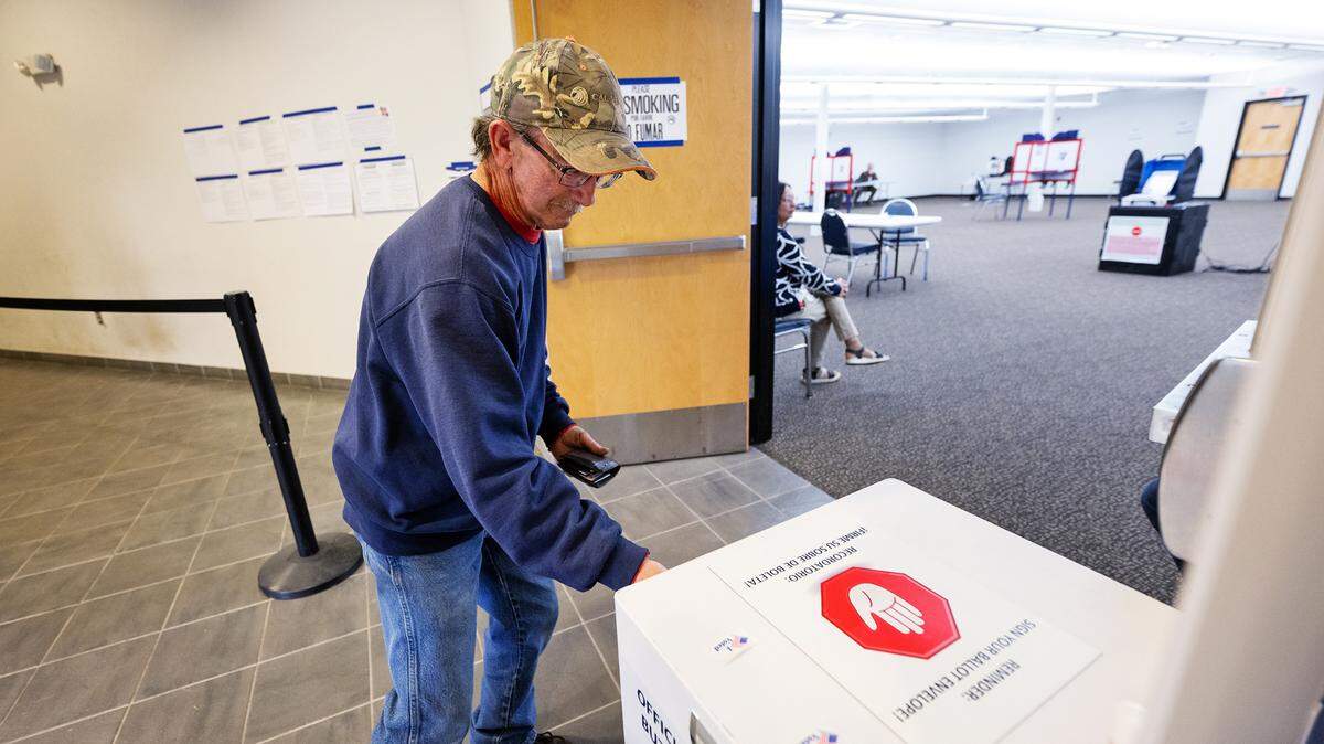 Sam Threet, habitante de Salida, deposita su papeleta en el centro de votación del Condado de Stanislaus, en la biblioteca de Salida, California, el martes 5 de marzo de 2024.