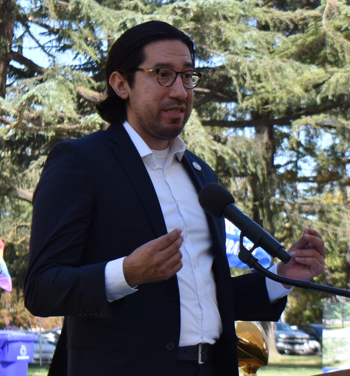 Emmanuel Escamilla comparte "Mi historia en el MJC" durante la celebración del Día de los Fundadores del Modesto Junior College en el cuadrilátero del campus este, el domingo 19 de septiembre de 2021 por la tarde.