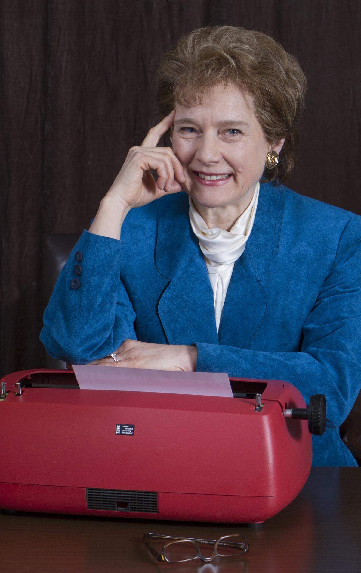 Susan Marie Frontczak portrays Erma Bombeck at the Gallo Center.