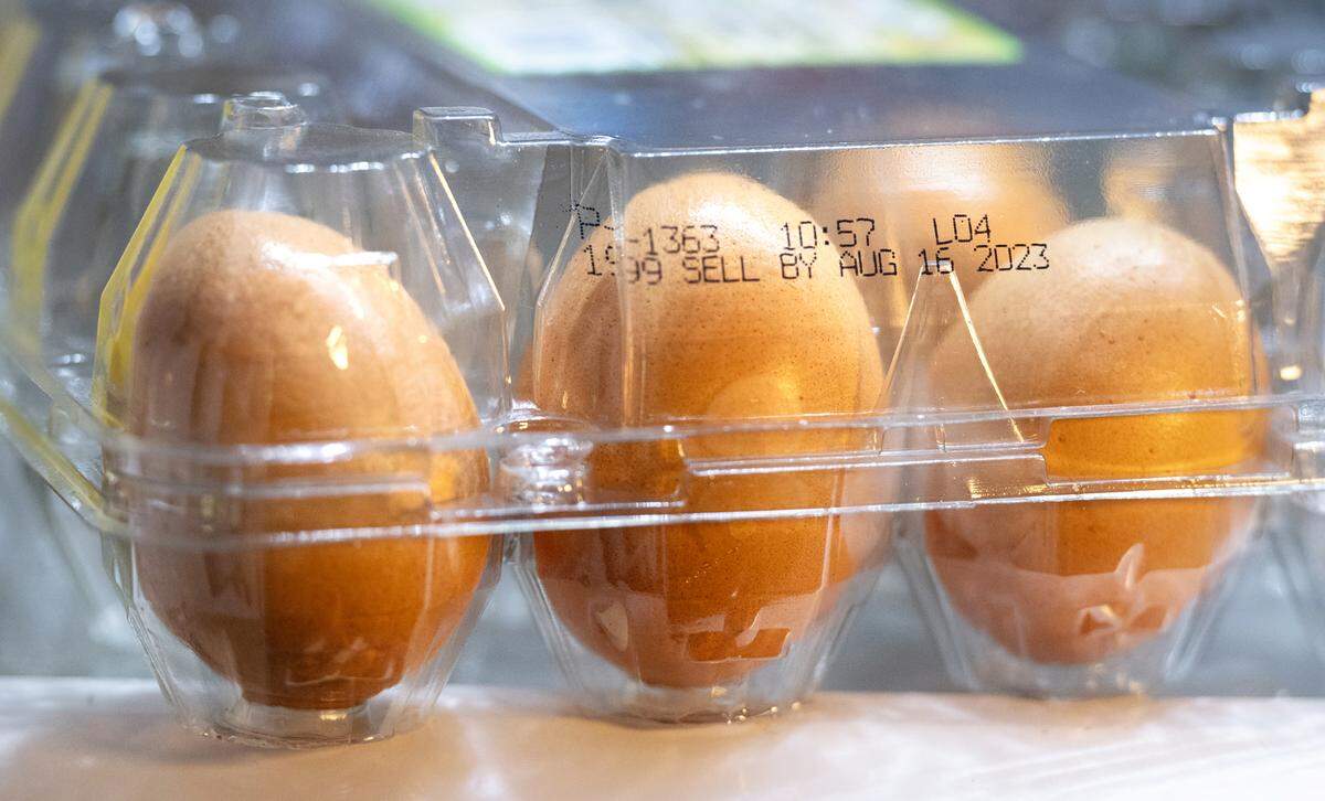 A “sell b”y food label on a carton of eggs. 