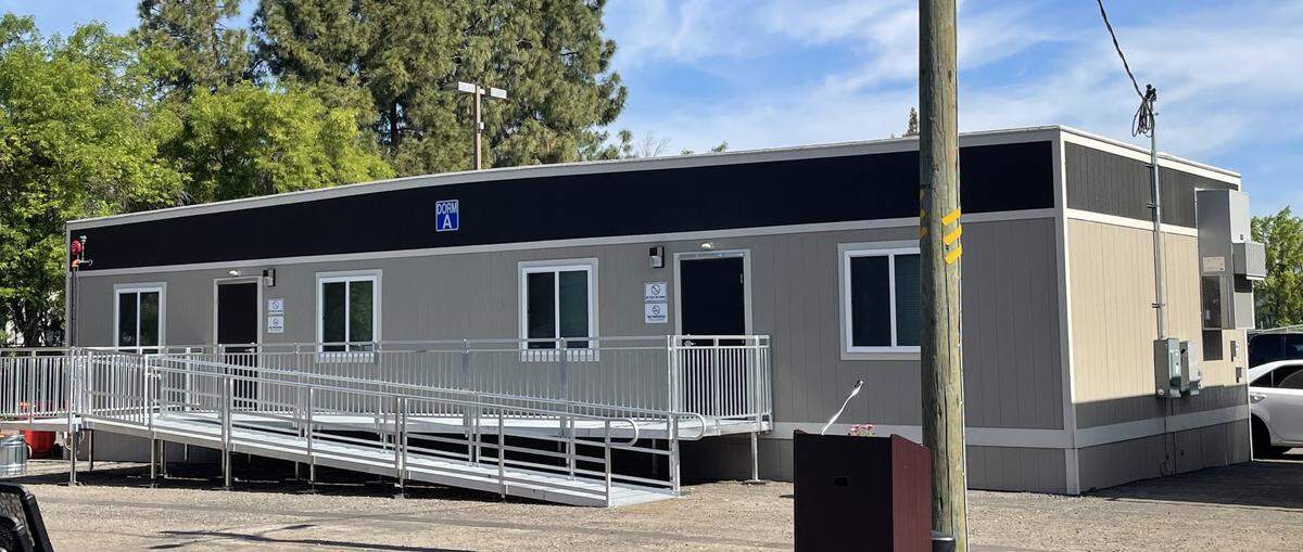 Las camas forman parte de la primera etapa de un centro de atención para personas sin hogar en Manteca, California, que abrió sus puertas el 16 de abril de 2024.