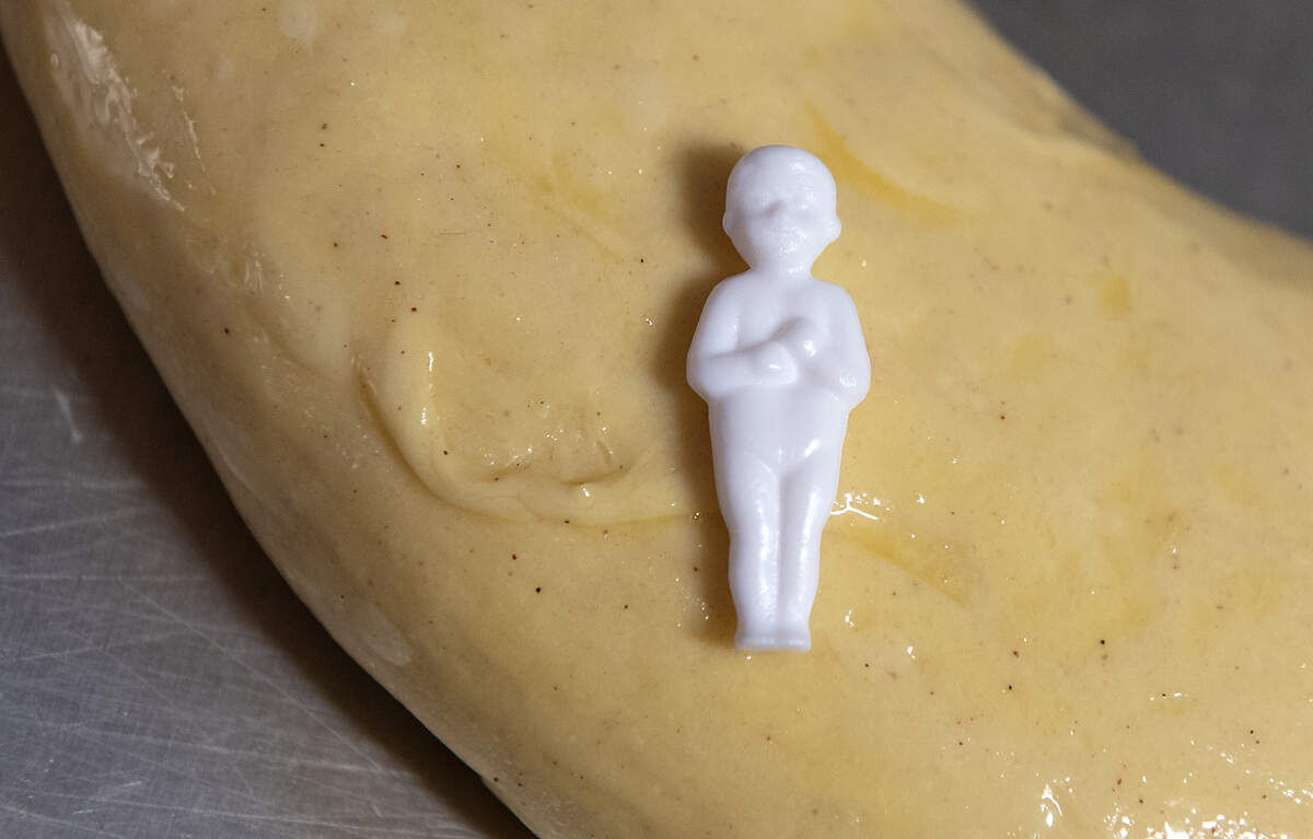 El pan dulce especial contiene un bebé de plástico escondido en su interior. La gente se reúne con sus familias para comer el pan con forma de rosca y quien se saque el bebé debe organizar una cena para los allí presentes el 2 de febrero, Día de la Candelaria, también conocido como la Fiesta de la Purificación de la Santísima Virgen.