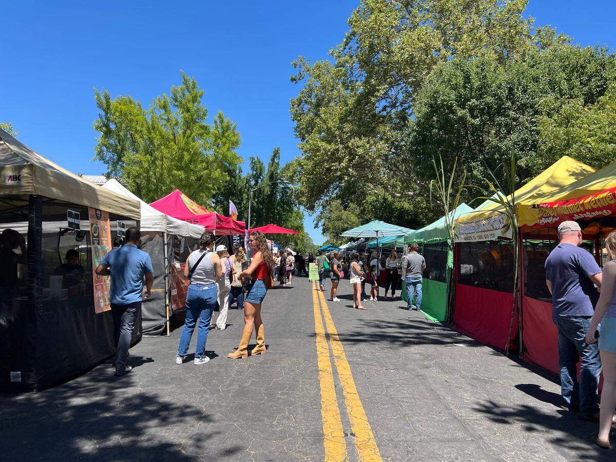 The market is open from 8 a.m. to 1 p.m. on Thursdays and Sundays during the specified seasons.