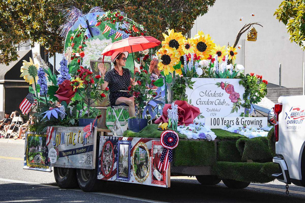 Modesto Garden club float.