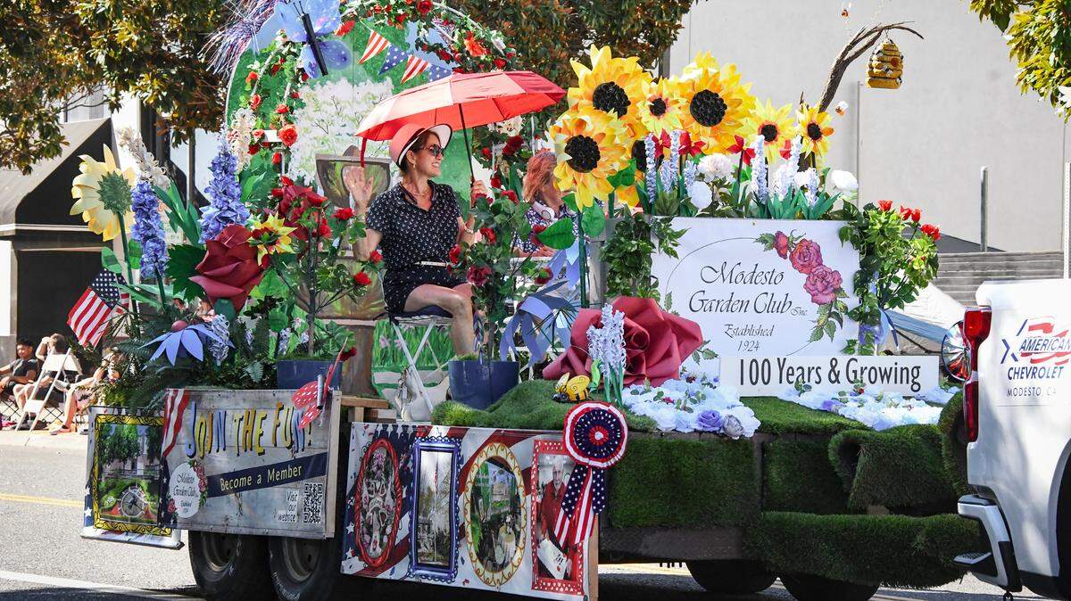 Modesto Garden club float.