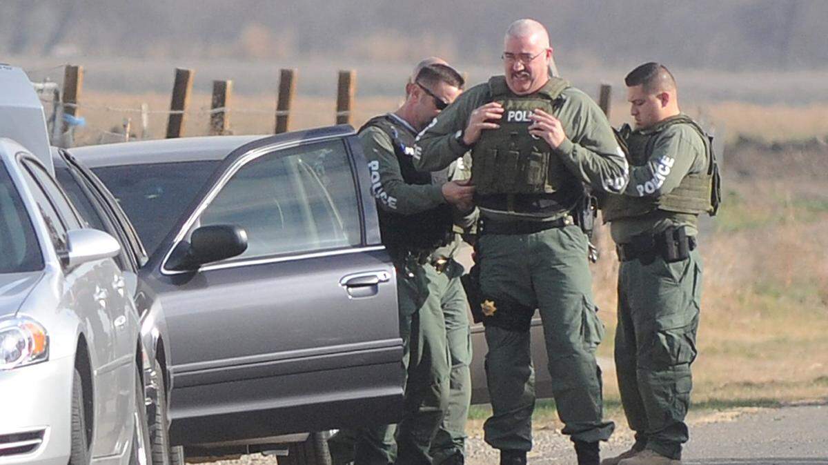 In this Jan. 29, 2014, file photo, federal law enforcement agents prepare to conduct searches of homes in rural Patterson.