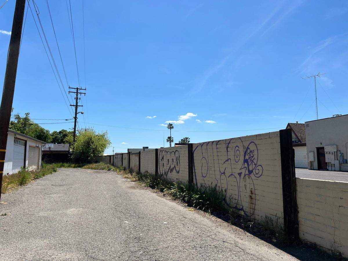 Grafiti en una barda compartida en West Roseburg Avenue, en el noroeste de Modesto, el martes 16 de abril.