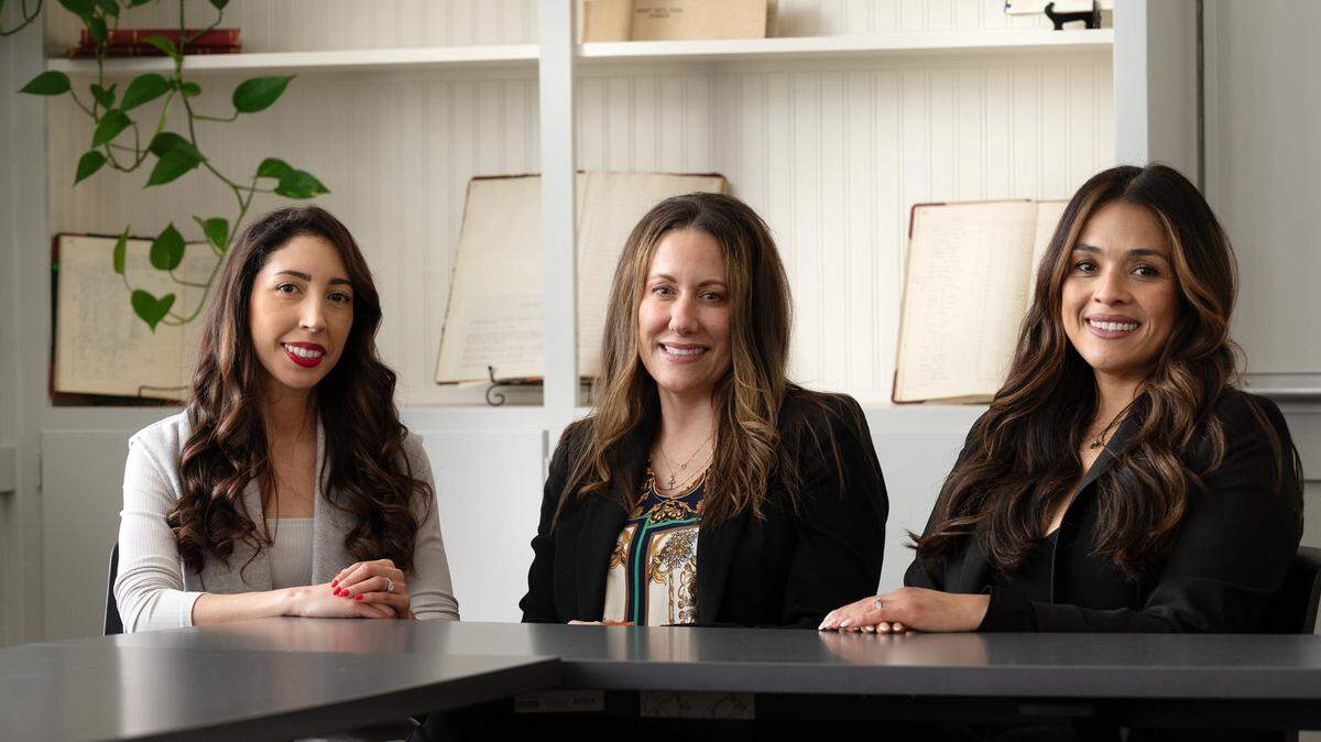 Christina Romero (en el centro), directora del Departamento de Educación Especial y del Plan Local de Educación Especial de Modesto City Schools, con Maricela Mota (a la izquierda), directora de Servicios para Estudiantes de Inglés y la maestra de habilidades funcionales Leticia López (a la derecha), en la oficina administrativa de Modesto City Schools en Modesto, California, el martes 26 de marzo de 2024.