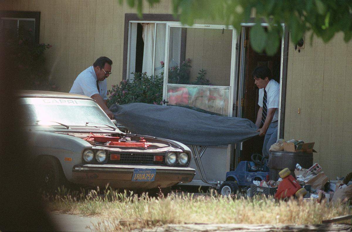 May 21, 1990 Modesto Bee File Photo, Stanislaus County Sheriff’s Detectives wheel out one of the four bodies murdered early Monday morning at approx. 1 am in Salida at 5223 Elm St. (The Modesto Bee/Bart Ah You)