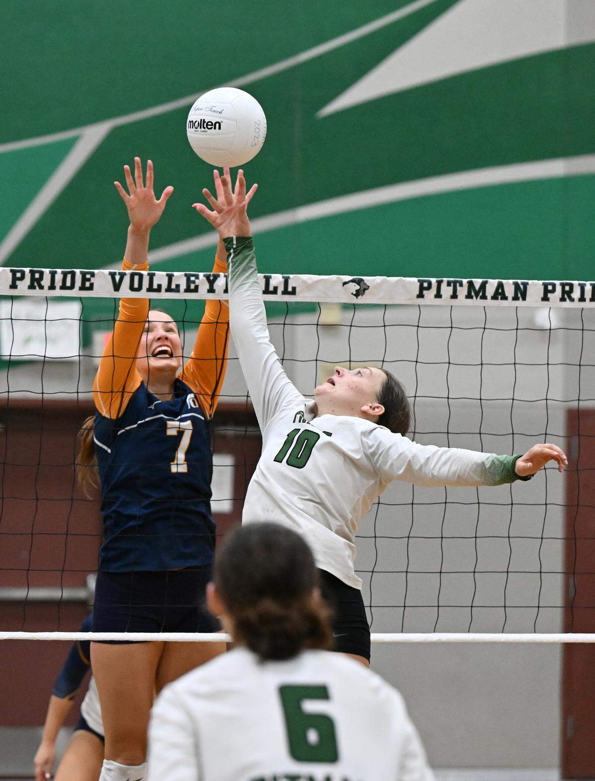 Pitman’s Payton Rowell (10) and Oak Ridge’s Elle Weaver battle at the net during the non-league match at Pitman High School in Turlock, Calif., Thursday, September 7, 2023.