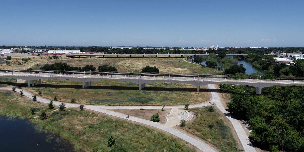 Photoillustration of the planned Seventh Street bridge replacement, a 1,238-foot-long, eight-span arched concrete box girder bridge that will carry two lanes of traffic in each direction.