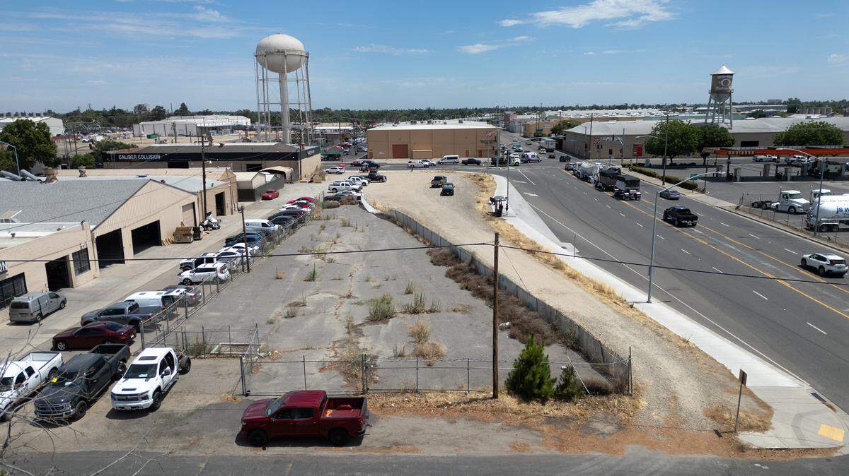 El Condado de Stanislaus colabora con la organización sin ánimo de lucro DignityMoves, con sede en San Francisco, y con Modesto en un proyecto de $3 millones para construir 42 viviendas provisionales para personas sin hogar en un terreno propiedad de la ciudad situado en las calles 9th y D. La foto del lugar es del martes 25 de junio de 2024. Aunque la construcción aún no ha comenzado, se espera que el proyecto esté terminado a finales de año.