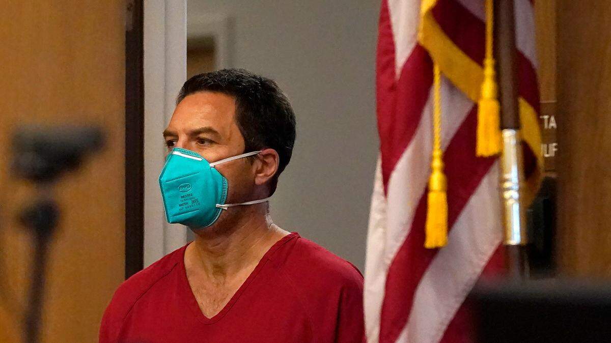Scott Peterson walks into a courtroom at the San Mateo County Superior Court in Redwood City, Calif., Thursday, Aug. 11, 2022. Peterson is in court for a hearing to determine whether he gets a new trial in the murder of his pregnant wife because of juror misconduct. (AP Photo/Jeff Chiu, Pool)