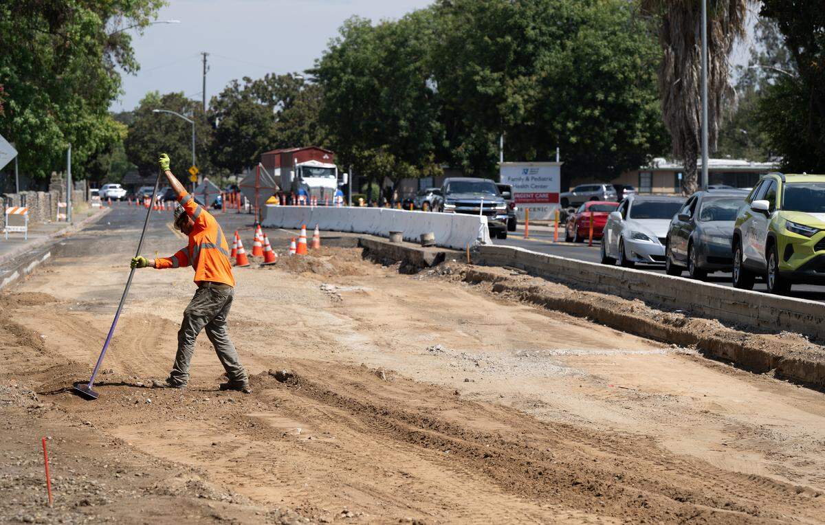Scenic Drive road work continues in Modesto, Tuesday, Sept. 2, 2025.