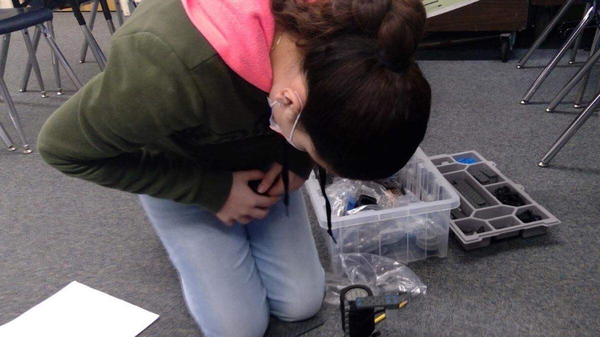 Fifth-graders at Tuolumne work on robotics and automation.
