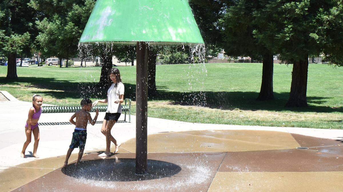 Niños juegan en el chapoteadero del Coffee Claratina Park, en 4400 Highlights Way en el norte de Modesto, a primera hora de la tarde del martes 11 de junio de 2024.