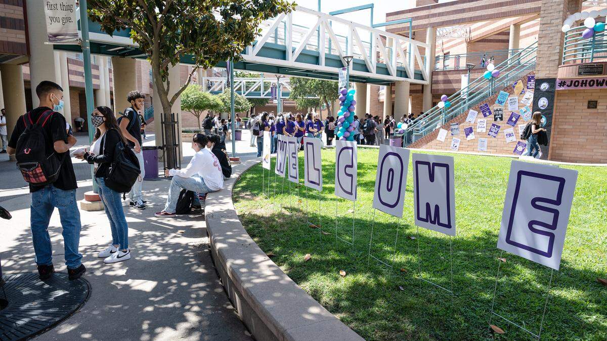 Los estudiantes regresaron a la escuela en Johansen High School de Modesto, California, el lunes 9 de agosto de 2021.