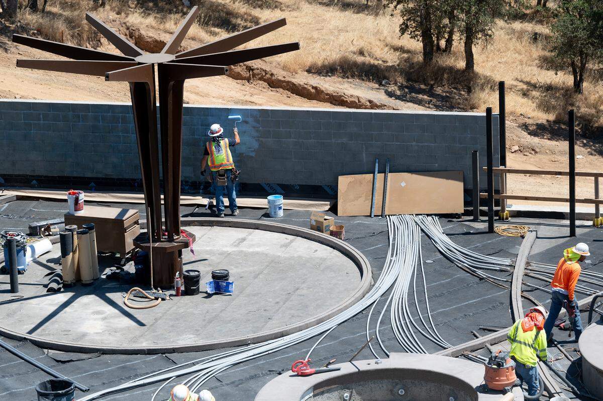 Continúa la construcción en una zona de piscina al aire libre en el Chicken Ranch Casino Resort, en Jamestown, California, el martes 2 de julio de 2024.