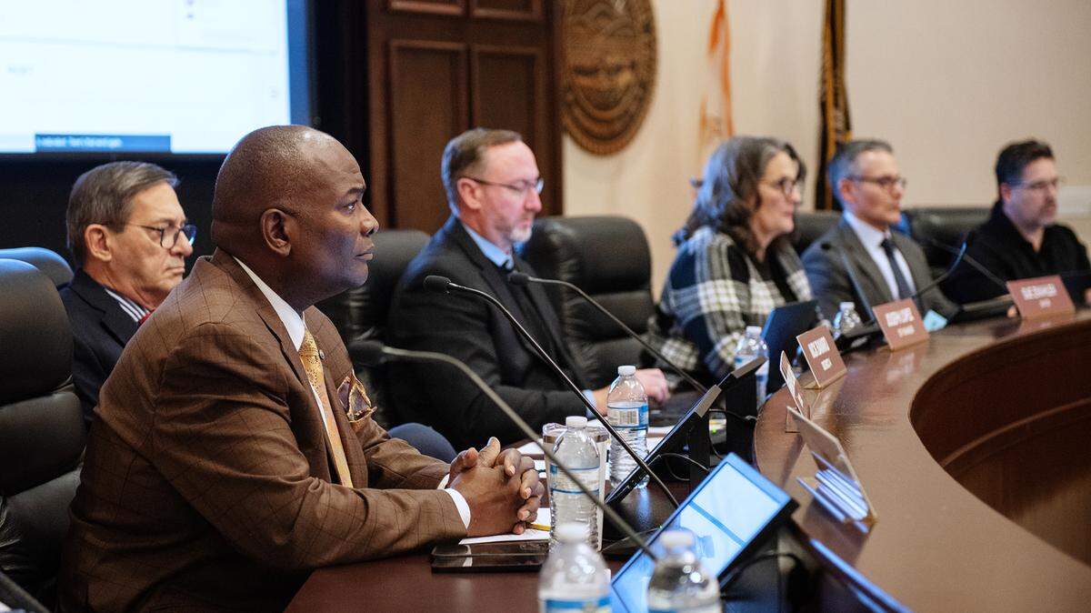 El concejal Jeremiah Williams y otros miembros escuchan los comentarios del público durante la reunión del Concejo Municipal de Modesto en Modesto, California, el martes 6 de diciembre de 2022.