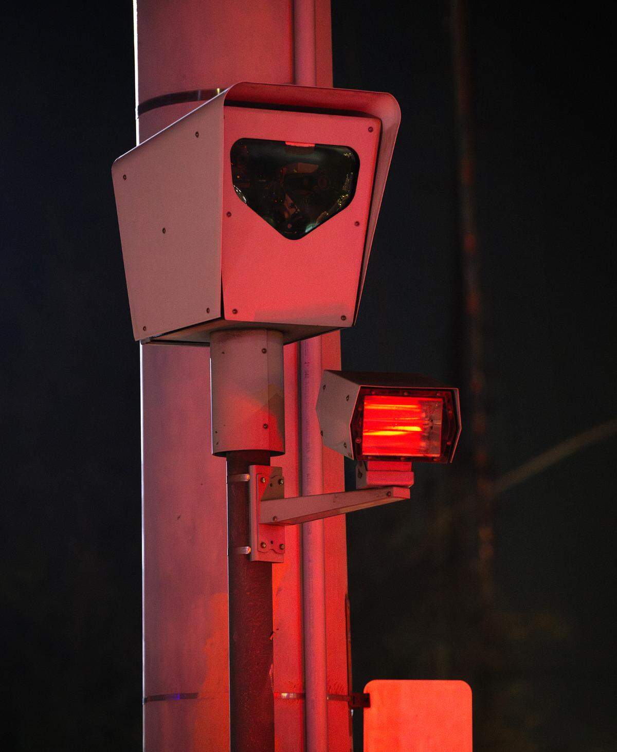 A defunct red-light traffic camera on is illuminated by brake lights on Coffee Roads in Modesto, Friday, Jan. 24, 2025. Modesto had red-light cameras from 2004 to 2014, but the program dried up when the city’s contract with the cameras’ manufacturer, Redflex, ended in 2014.