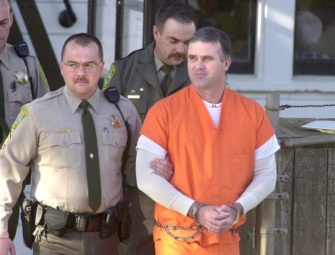 Cary Stayner Leaves Mariposa Superior Court for the last time on January 23, 2002 with Mariposa County Sheriff’s Sgt. Rich Parrish.