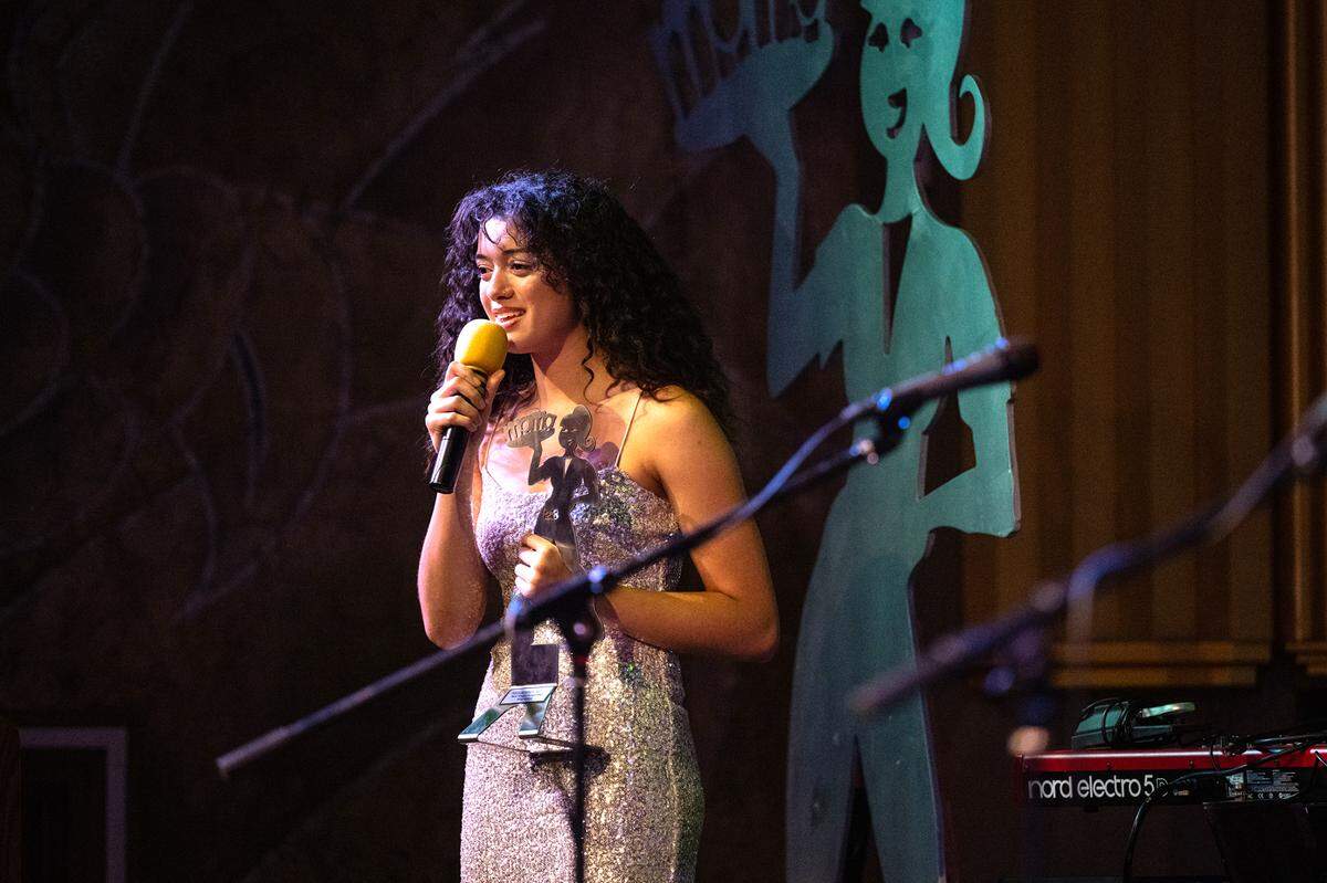 Mapuana ganó el premio al Mejor Cantautor durante la entrégate los premios de la Asociación Musical del Área de Modesto en el State Theatre, en Modesto, California, el martes 17 de octubre de 2023.