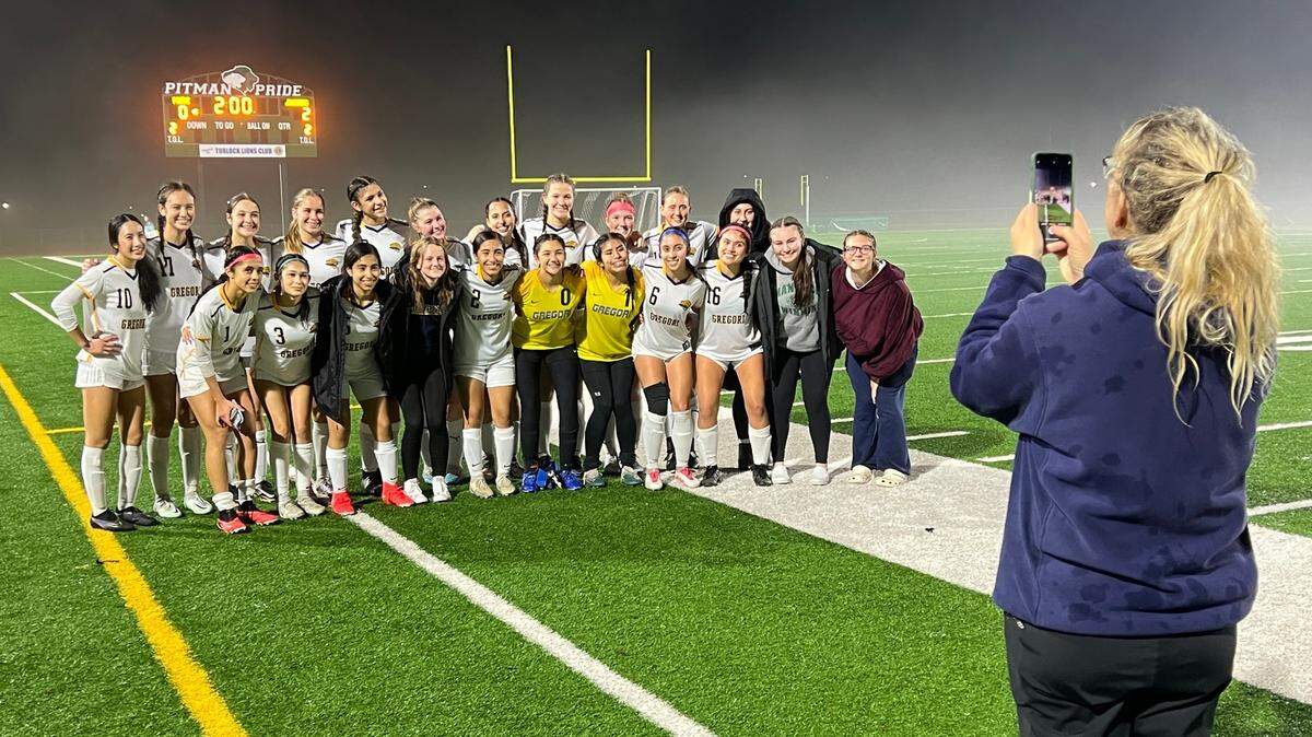 Gregori High girls soccer coach Tracy Moore takes a picture of the team after a 2-0 CCAL win over Pitman. It is the Jaguars’ fist win over the Pride since 2016.