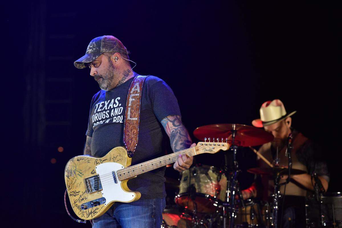 Aaron Lewis will play at the Turlock Community Theatre.