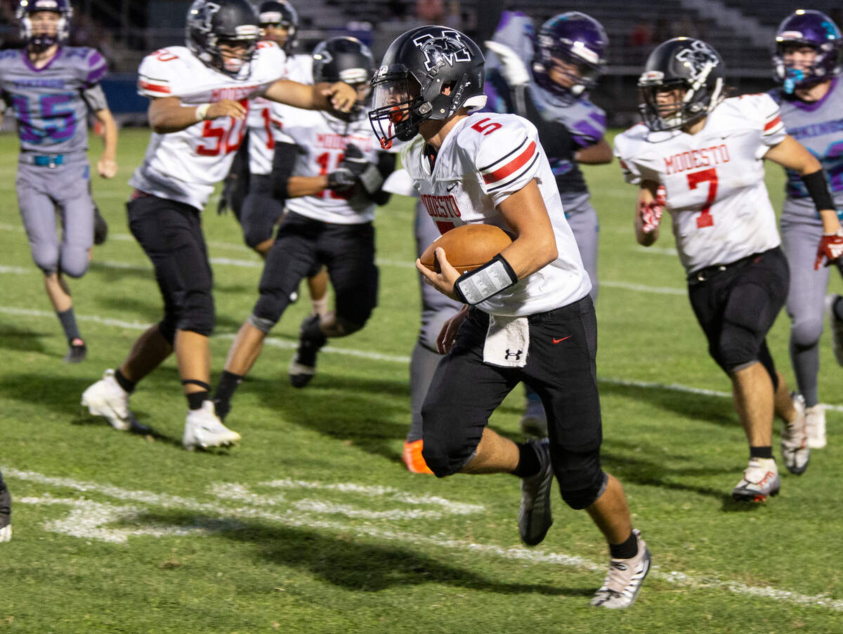 Garrett Bidwell of Modesto High works his way up field during competition against Johansen High Friday August 19, 2022.