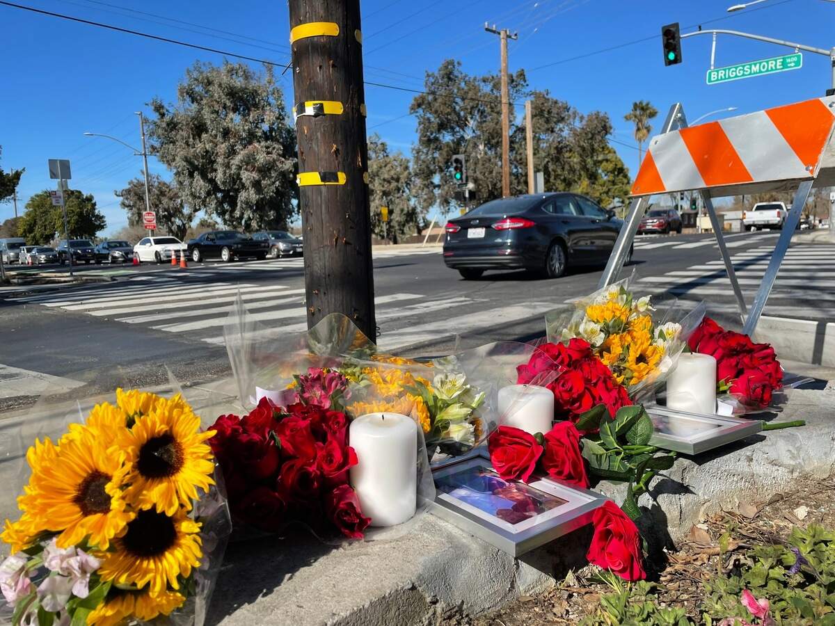 Un altar conmemorativo de flores, velas y fotos se encuentra a lo largo de una pared de la jardinera en la intersección de Briggsmore Avenue y Carver Road, donde tres personas murieron en una colisión la tarde del martes 1º de febrero de 2022, en Modesto, CA.