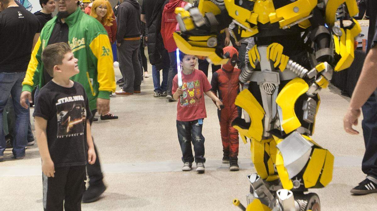 Visitors meet up with Bumble Bee during the 2016 Central Valley Con at Modesto Centre Plaza. The pop culture convention returns Sunday, Dec. 17.