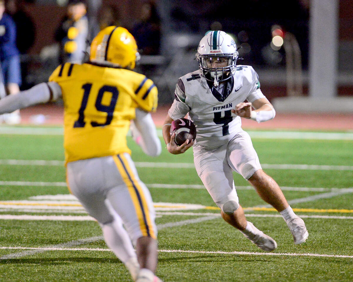 Pitman running back Mason Helwick (4) jukes a defender after catching a screen pass during the game with Turlock at Turlock High School on Oct. 17, 2025.