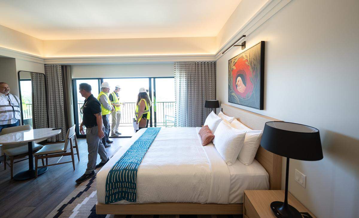 Miembros de los medios recorren una de las habitaciones del Chicken Ranch Casino Resort, en Jamestown, California, el martes 2 de julio de 2024.