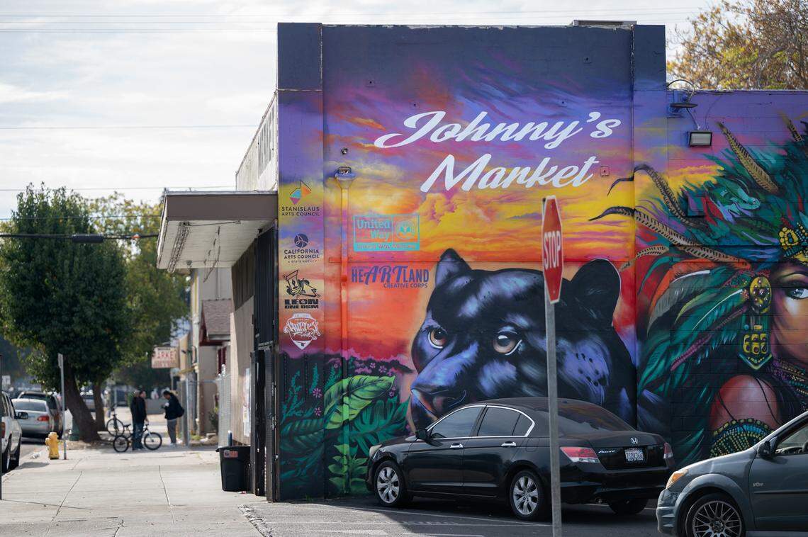 Nuevo mural del muralista José 'Hocus' Manríquez en la pared este de Johnny's Market en H Street, en Modesto, California, el miércoles 22 de noviembre de 2023.