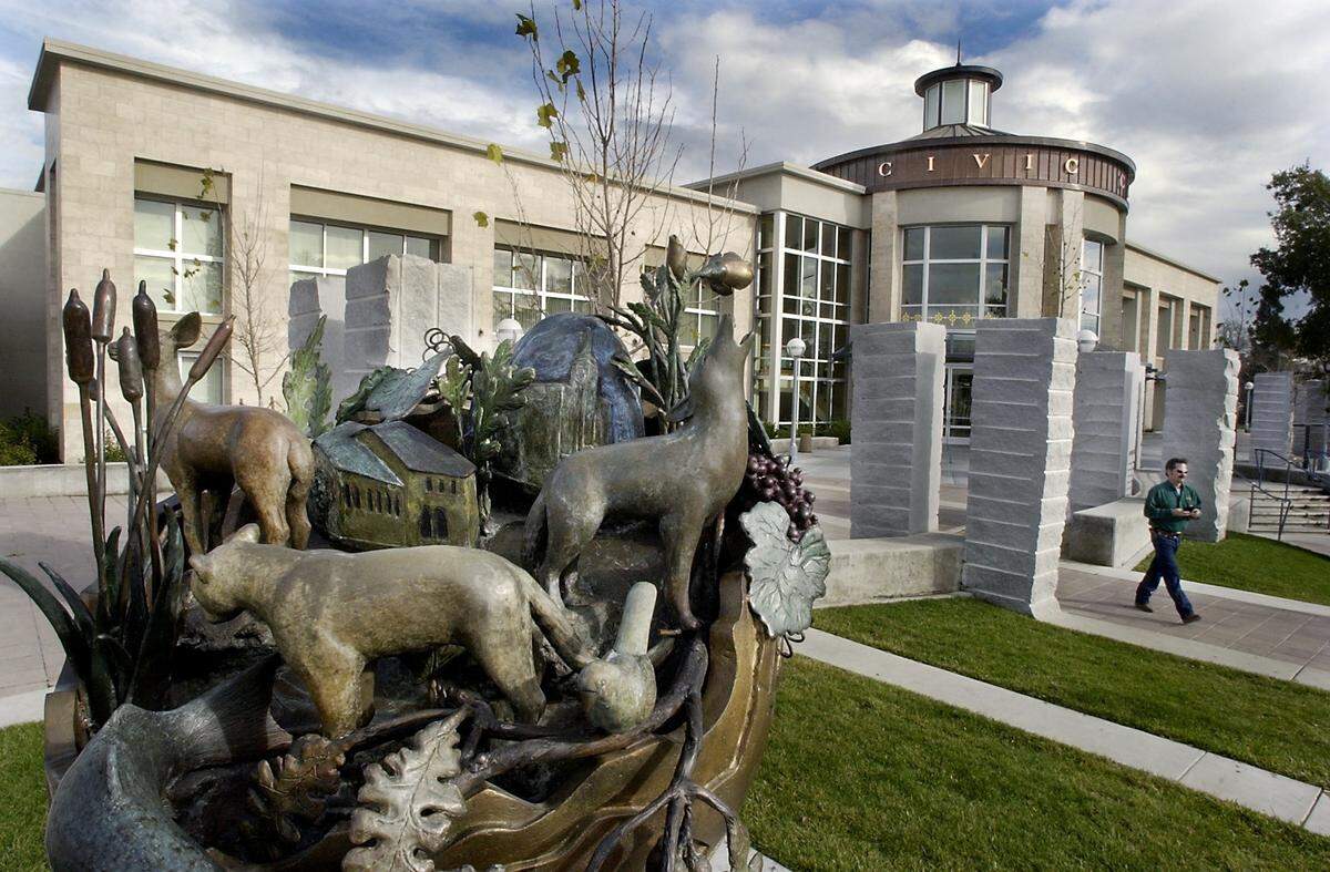 A sculpture graces the grounds of the new Civic Center and City Hall in downtown Roseville, Thursday, January 8, 2004. Manny Crisostomo /  Sacramento Bee