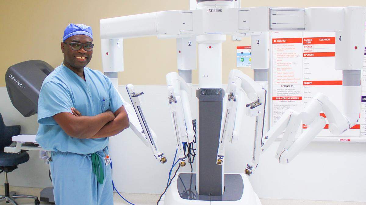 El Dr. John deGraft-Johnson con el robot Da Vinci