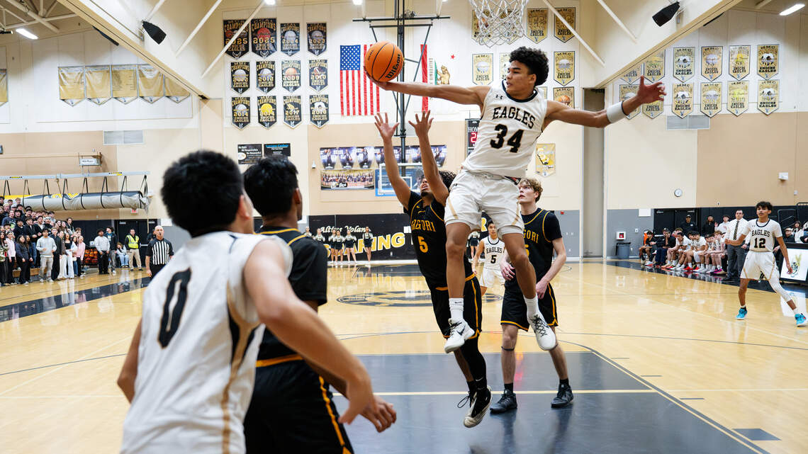 Enochs edges Gregori in key matchup between defending CCAL co-champs