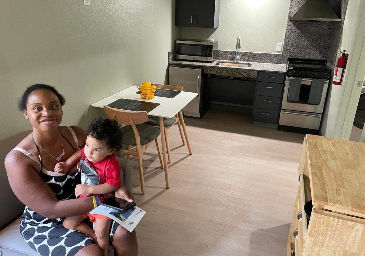 Alphreia Patterson y su hijo, Samuel, se mudarán a su propio apartamento de un dormitorio.