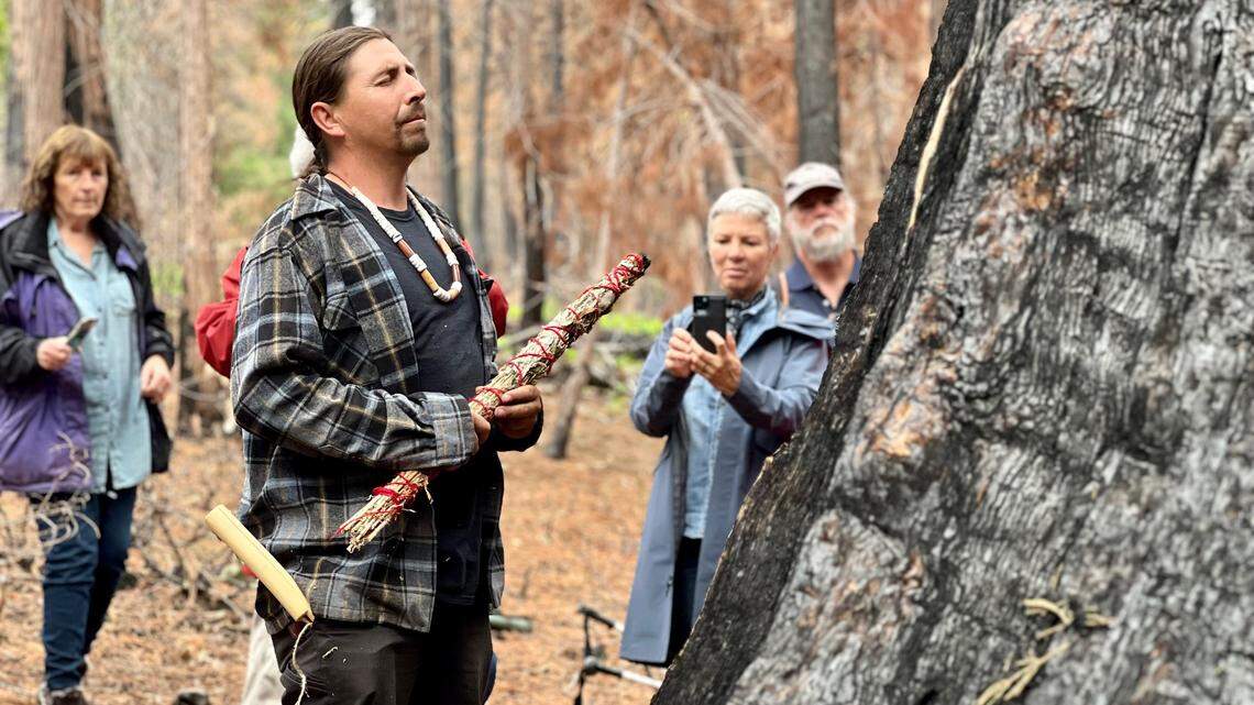 El líder de la banda de Calaveras de indígenas mi-wuk, Adam Lewis, cantó canciones nativas y rezó por la supervivencia de Las Huérfanas, el domingo 11 de junio de 2023, en el Calaveras Big Trees State Park.