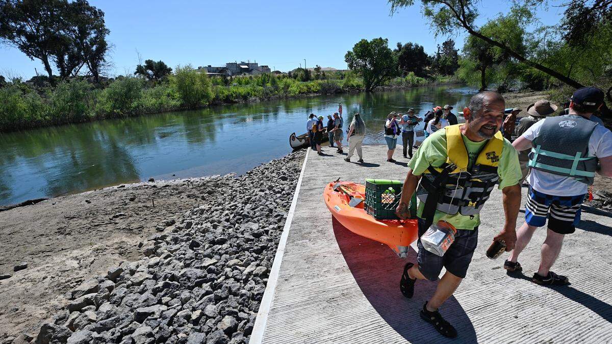 Art Fabela, a la derecha, navega con un grupo en kayaks y canoas desde Gateway Park hasta Neece Drive Boat Launch en Tuolumne River Regional Park en Modesto, California, el viernes 10 de mayo de 2024.