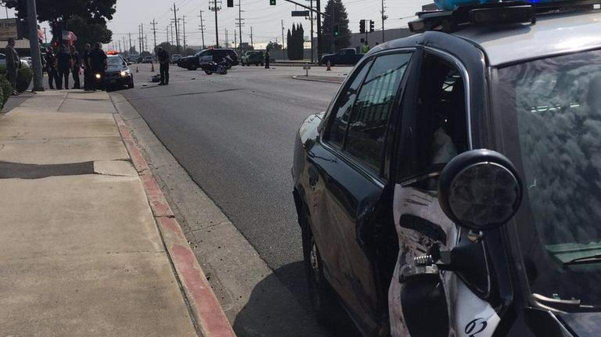 A crash in the intersection of El Vista Avenue and Yosemite Boulevard on Friday morning injured a Modesto police officer and a motorcyclist.