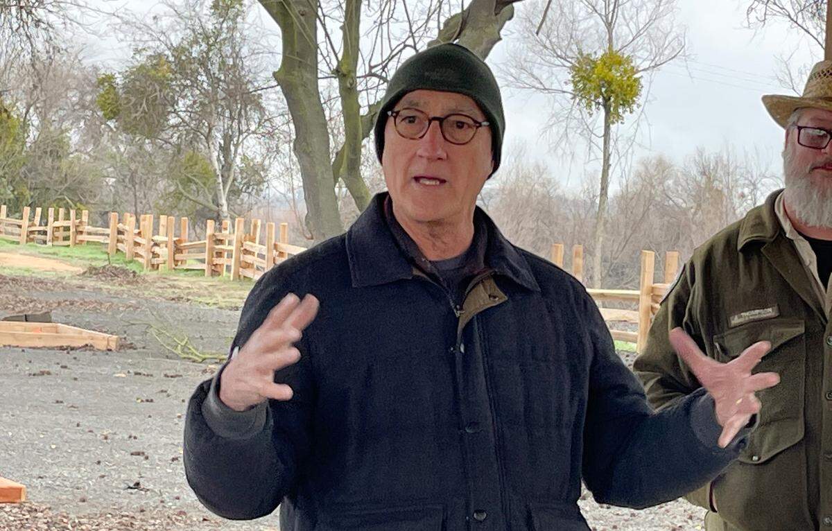 El director de Parques Estatales, Armando Quintero, visitó el nuevo parque Dos Ríos Ranch, cerca de Modesto, California, el 7 de febrero de 2024.