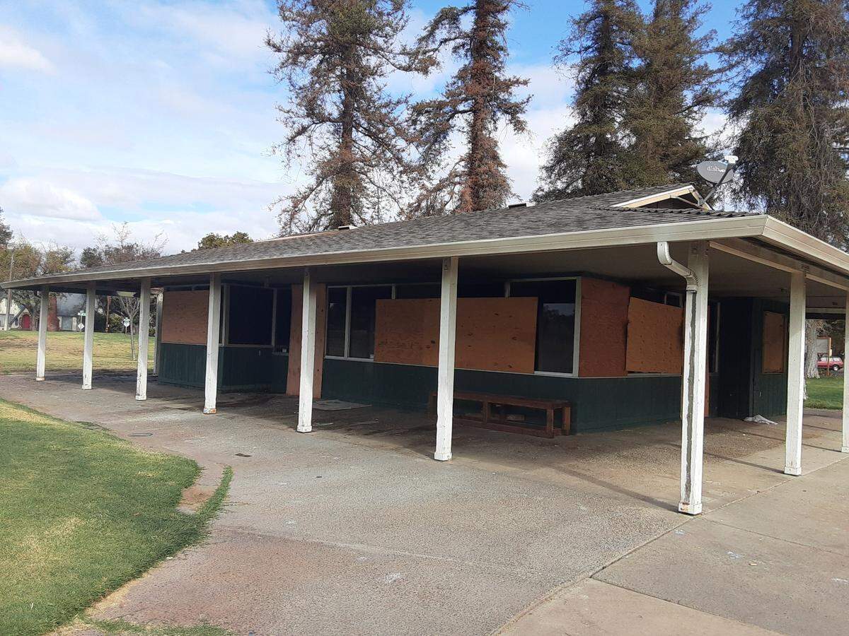 Firefighters quickly contained a Friday morning fire at Modesto Municipal Golf Course clubhouse. The course has been closed for about two and a half years and the clubhouse was vacant. The plywood was up before Friday’s fire.
