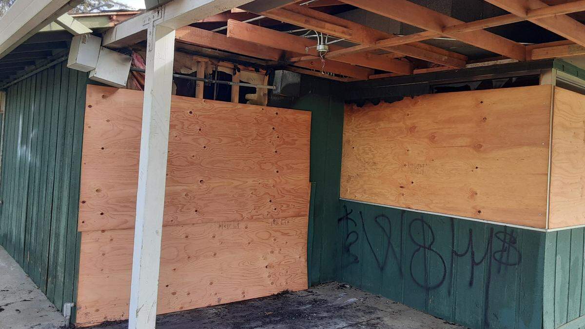 Firefighters quickly contained a Friday morning fire at Modesto Municipal Golf Course clubhouse. The course has been closed for about two and a half years and the clubhouse was vacant. The plywood was up before Friday’s fire.