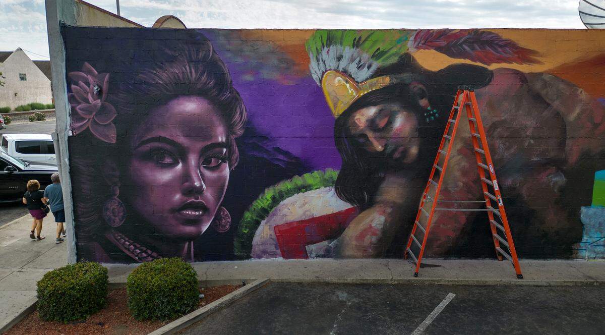 "Chicano Downtown", está siendo pintado en una pared exterior del edificio en 132 S. First St. como parte del Turlock West Side Story Mural Project, en Turlock, California, el sábado 9 de septiembre de 2023.