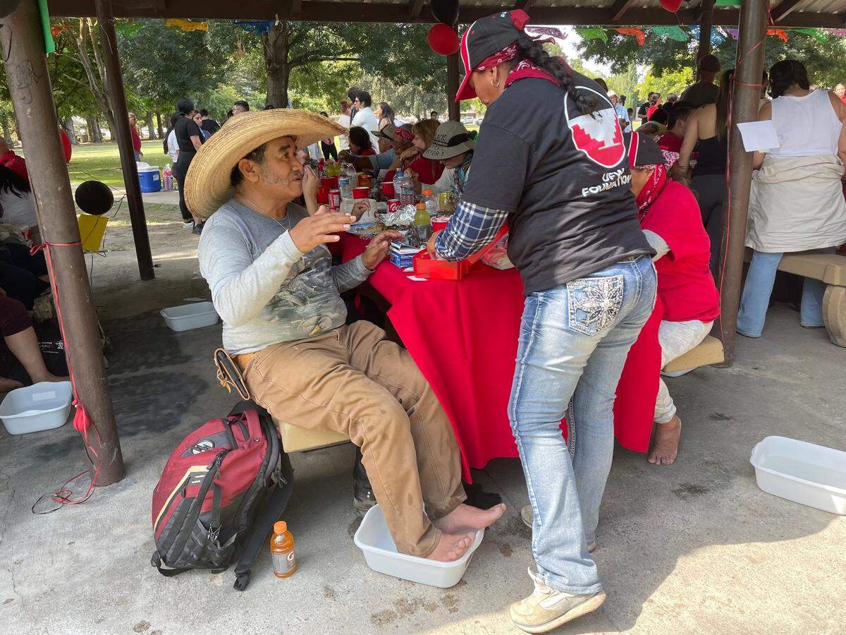 Volunteers offer help to UFW marchers who have walked more than 200 miles since starting in Delano on August 3