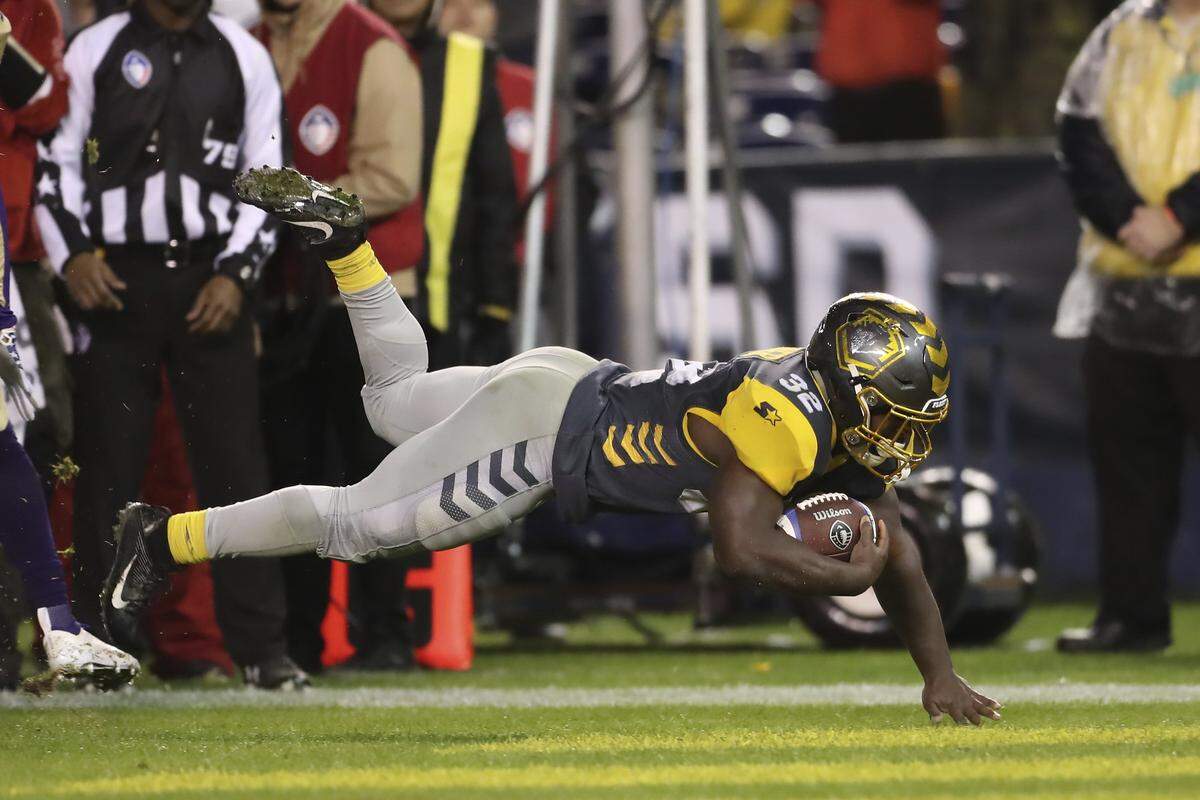 San Diego Fleet running back Ja’Quan Gardner (32) dives into the end zone for a touchdown in the second half of an AAF football game between the Atlanta Legends and the San Diego Fleet, Sunday, Feb. 17, 2019, at SDCCU Stadium in San Diego, Calif. (Peter Joneleit via AP Photo)